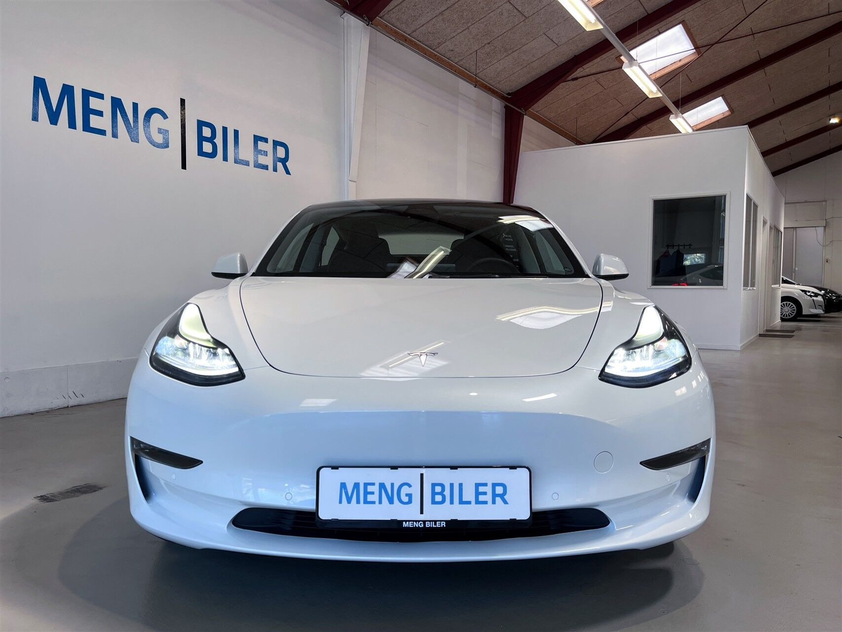 Hvid Tesla Model 3 fra 2022