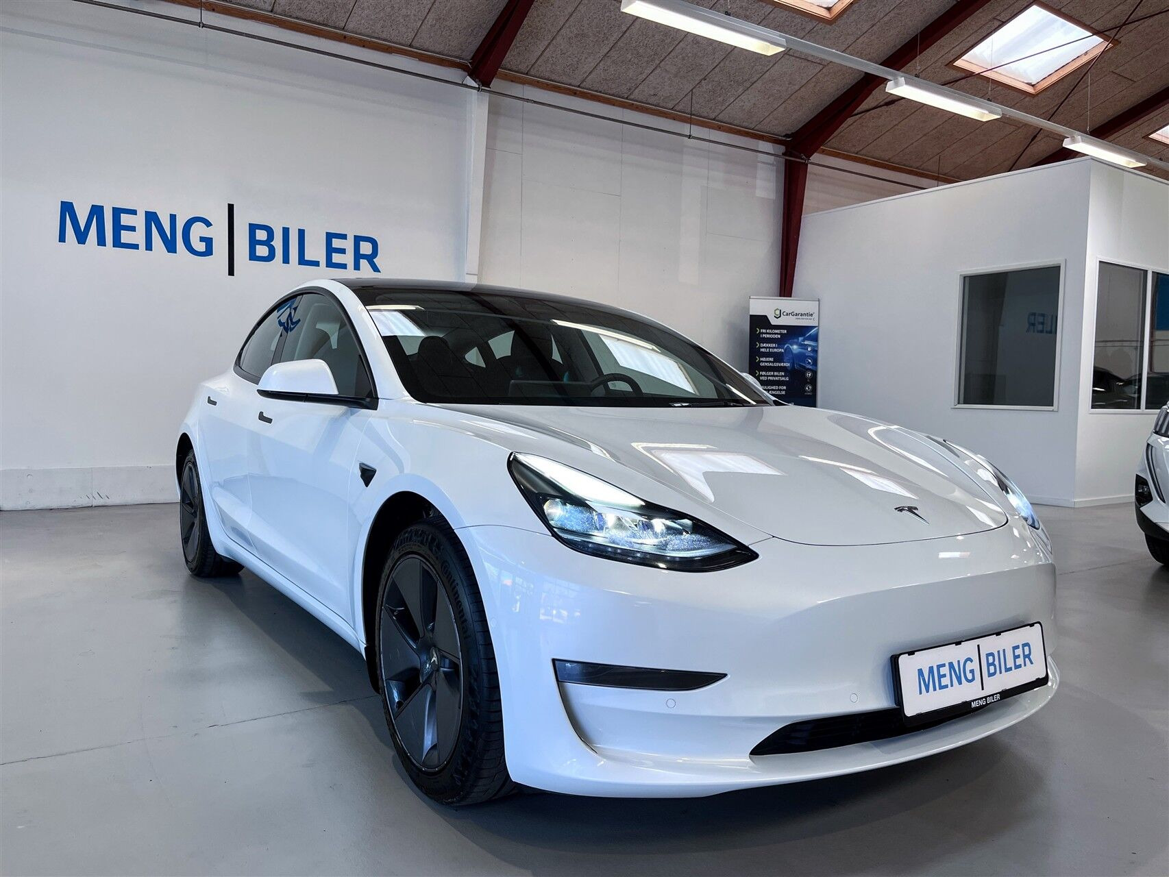 Hvid Tesla Model 3 fra 2022