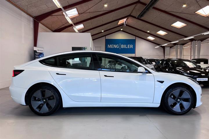 Hvid Tesla Model 3 fra 2022