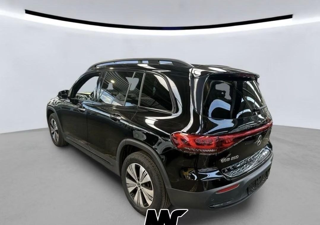 Sort Mercedes EQB 250 fra 2023