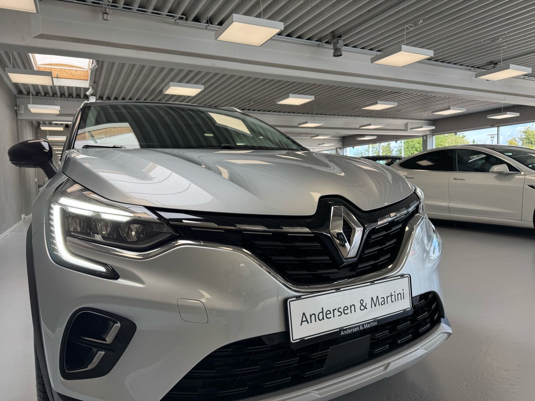 Grå Renault Captur fra 2022