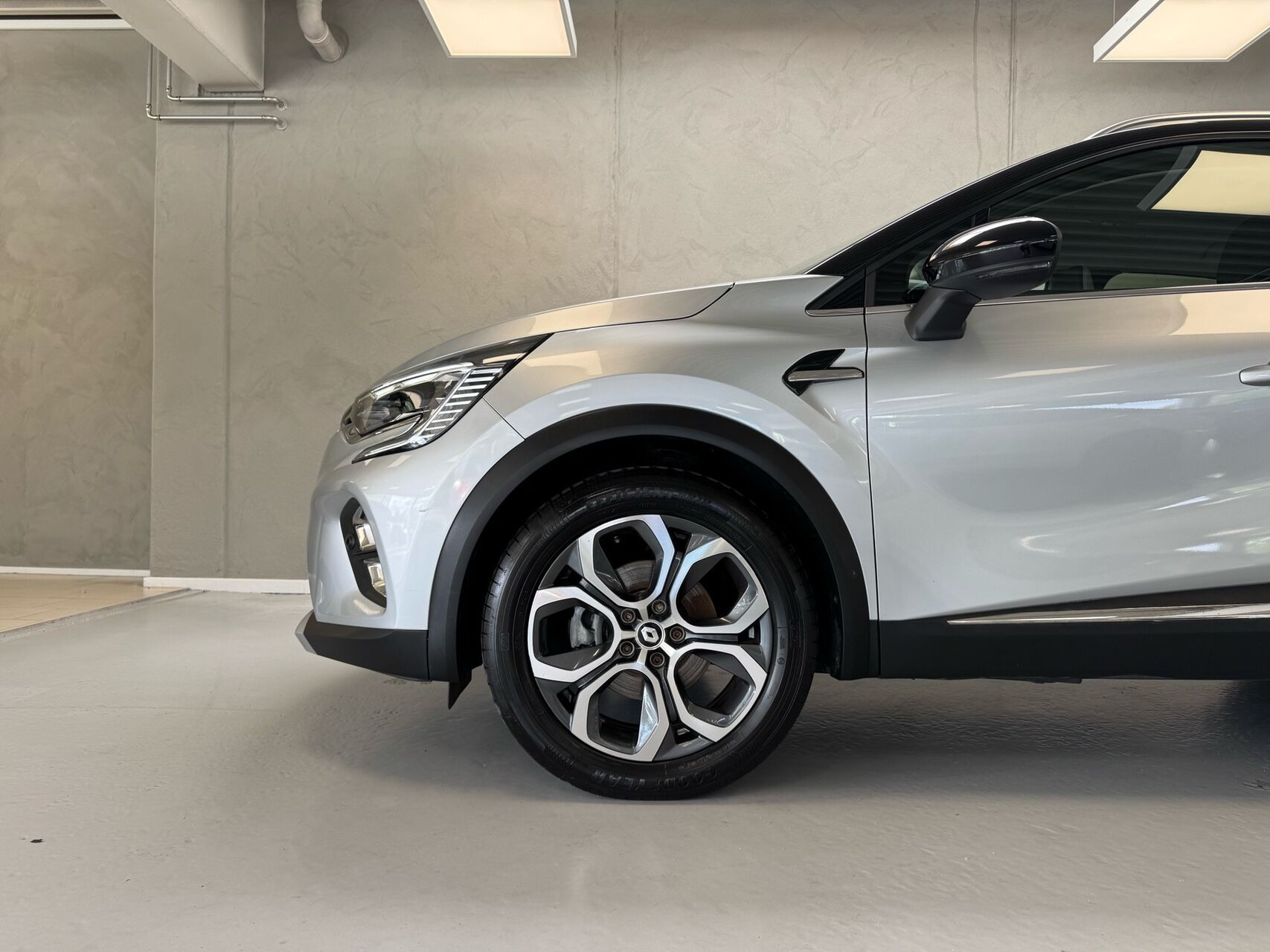 Grå Renault Captur fra 2022