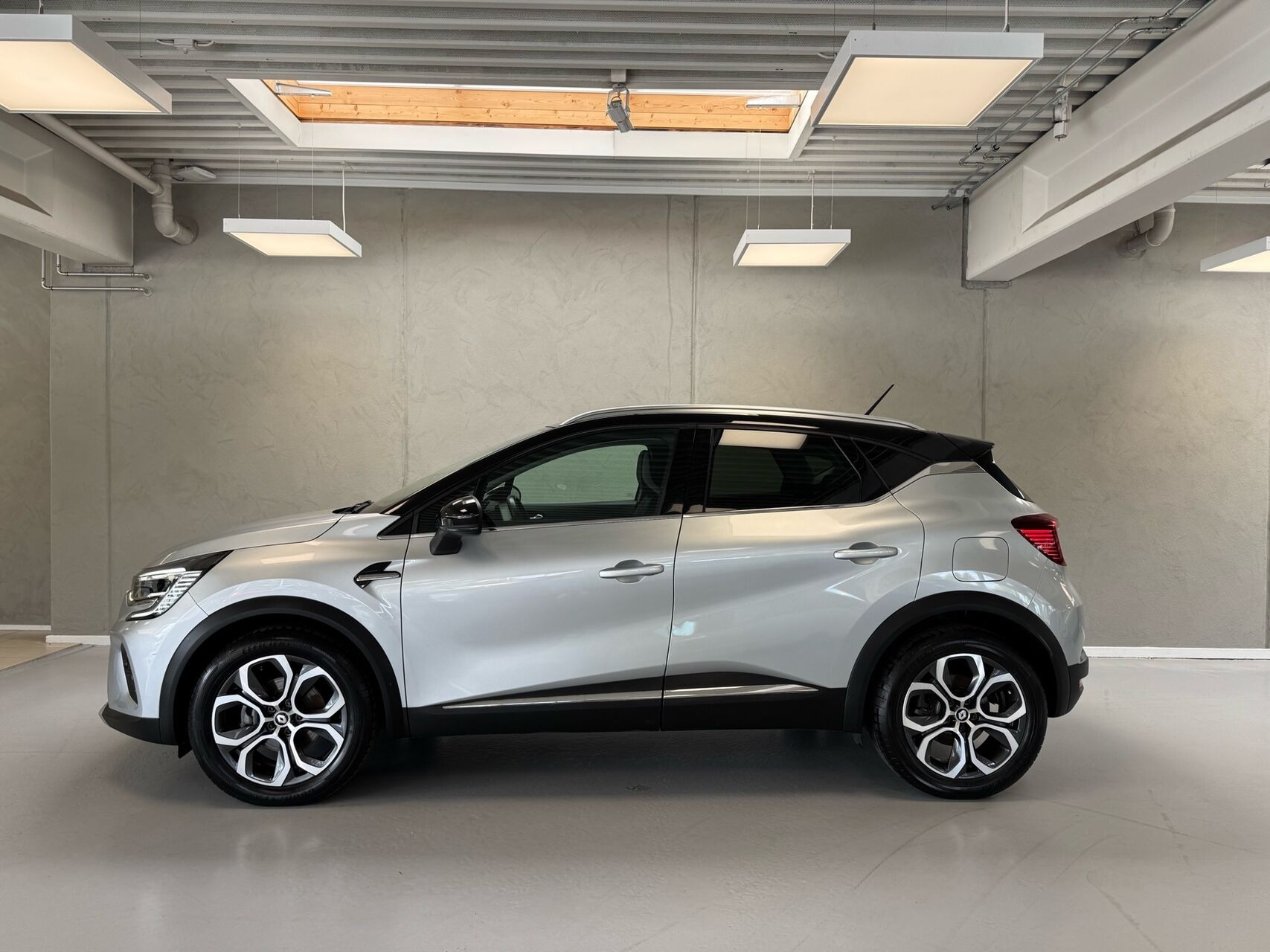 Grå Renault Captur fra 2022