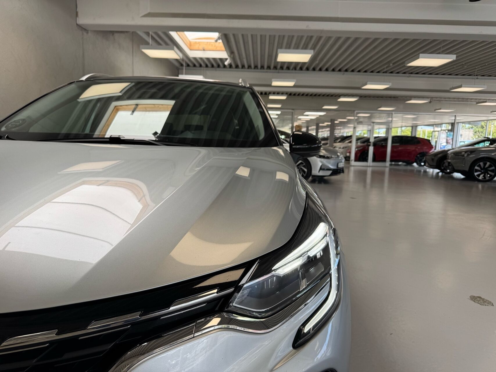 Grå Renault Captur fra 2022