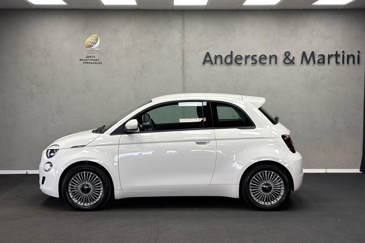 Hvid Fiat 500e fra 2023