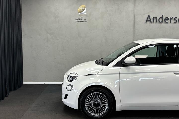 Hvid Fiat 500e fra 2023