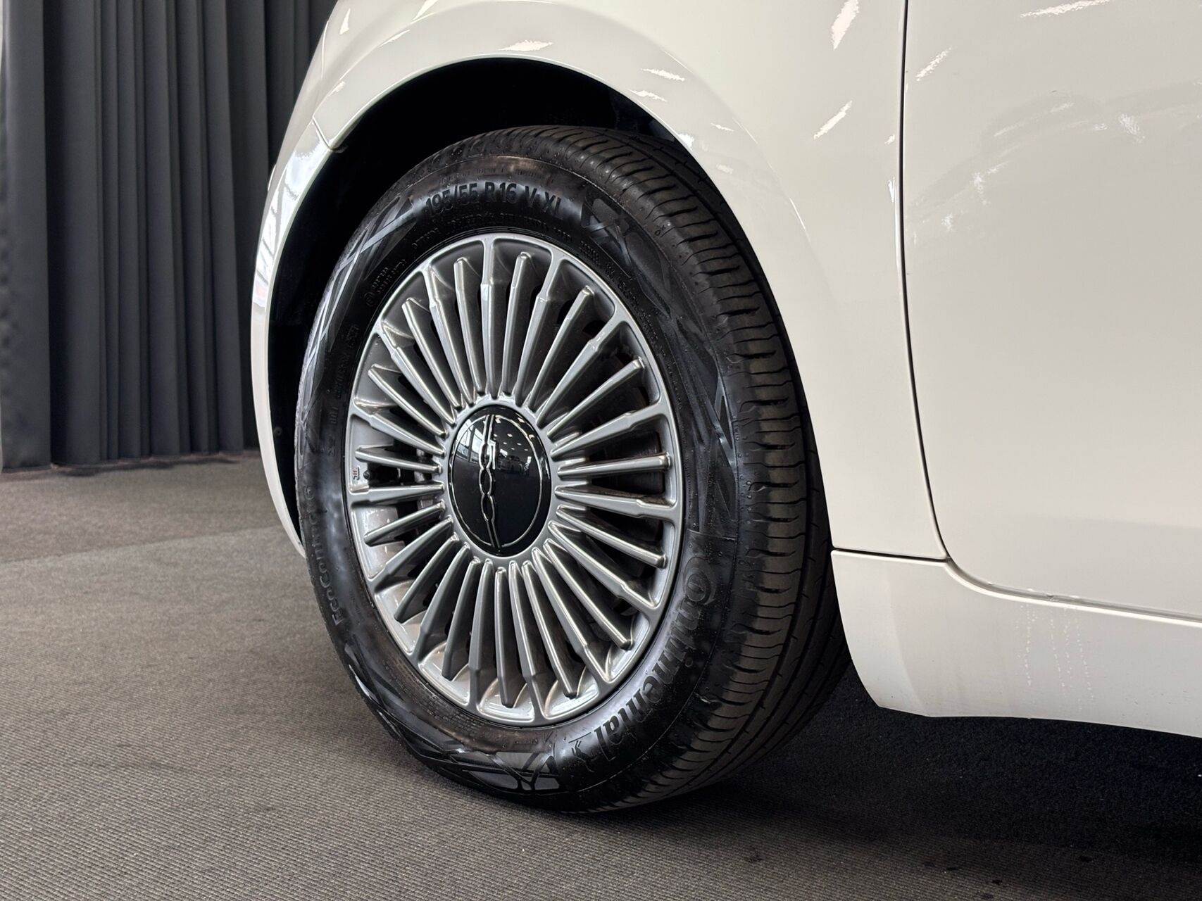 Hvid Fiat 500e fra 2023