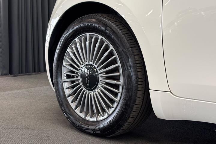 Hvid Fiat 500e fra 2023