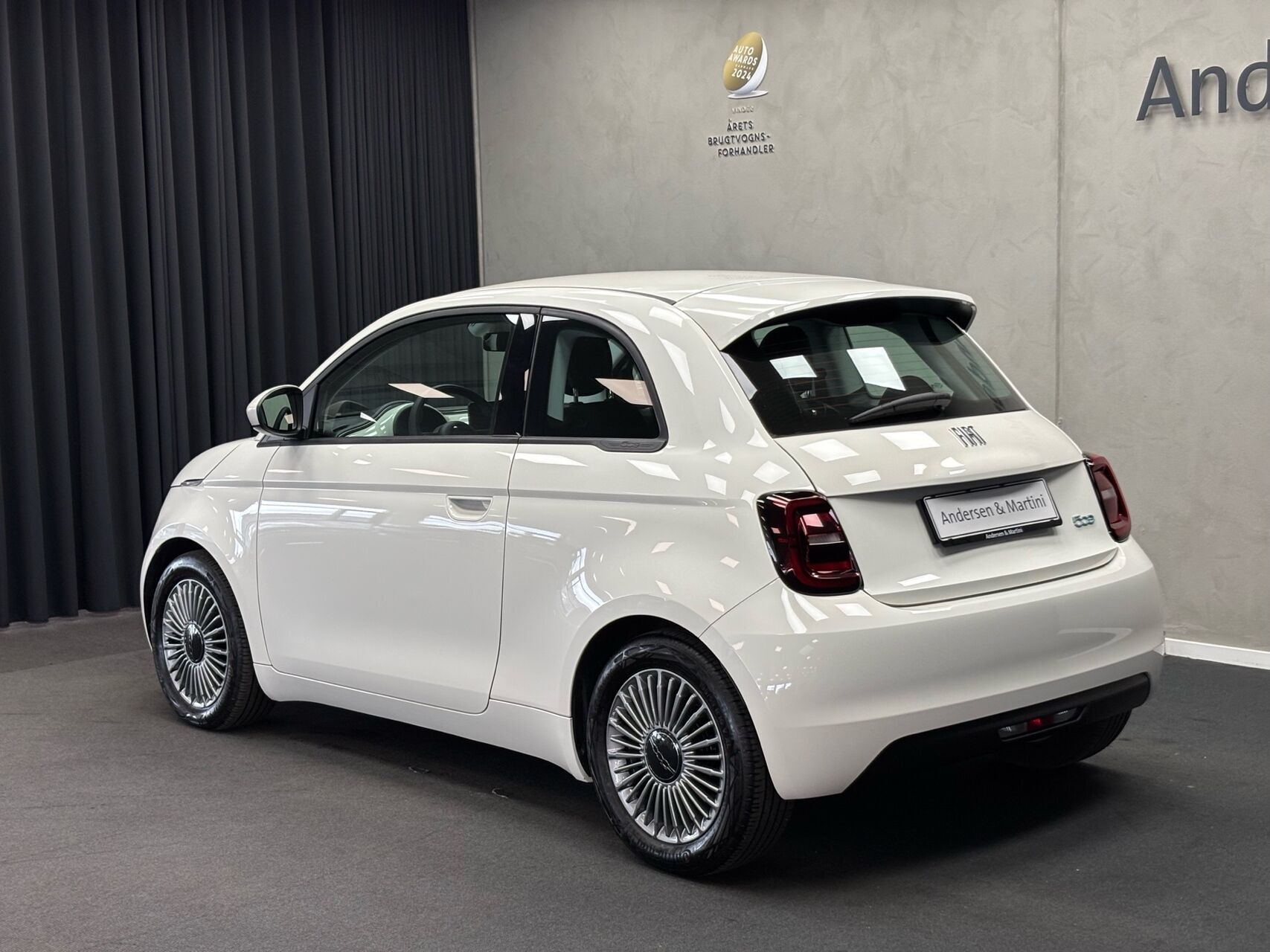 Hvid Fiat 500e fra 2023