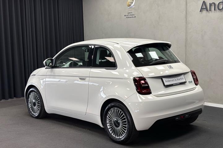 Hvid Fiat 500e fra 2023