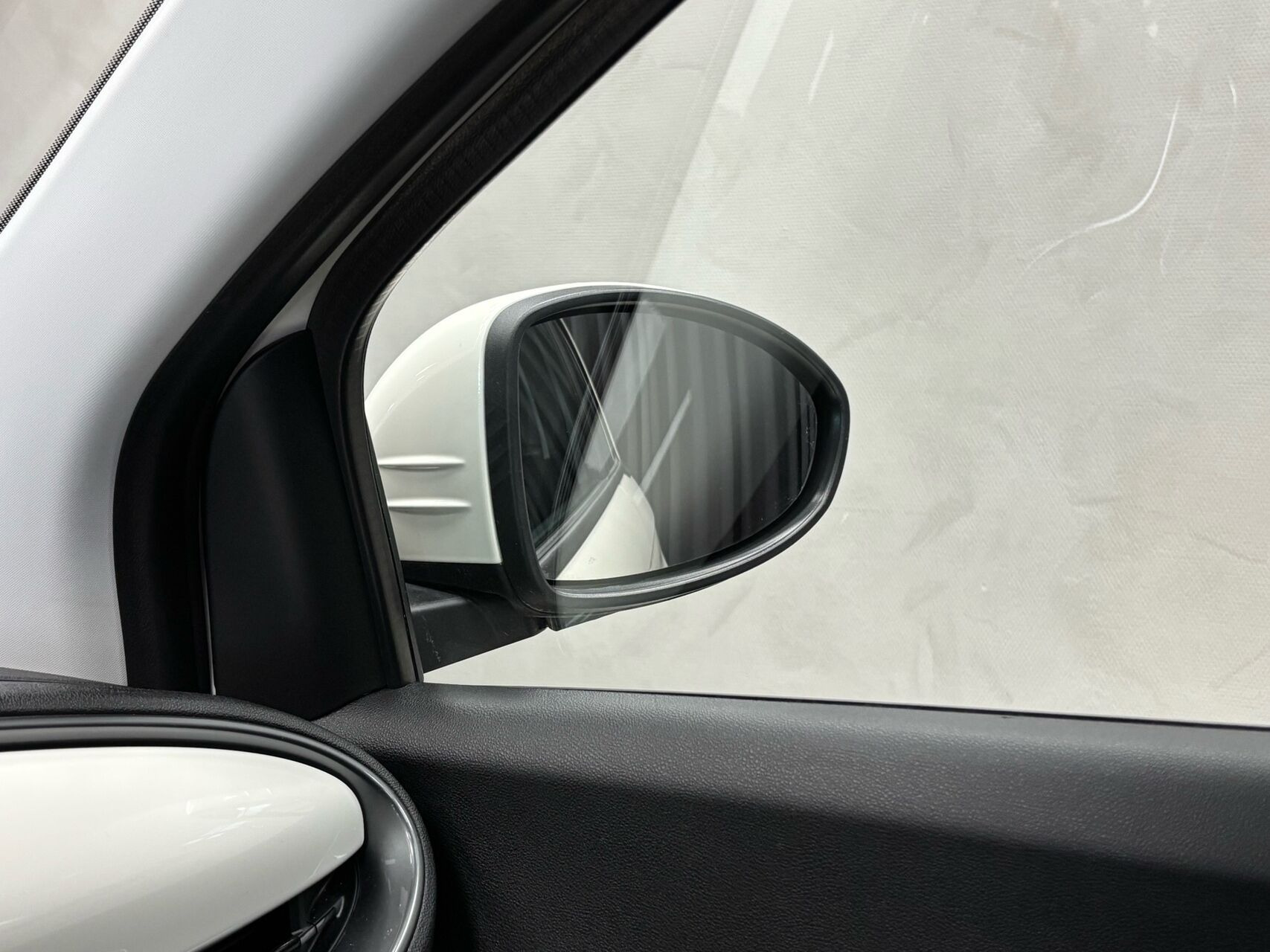 Hvid Fiat 500e fra 2023
