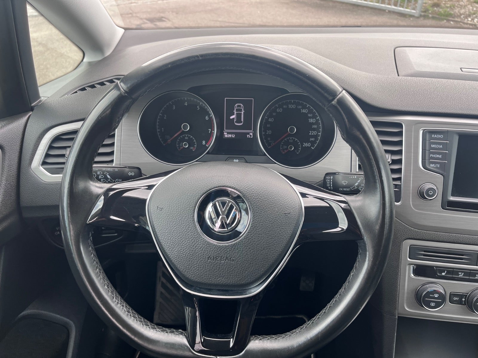 Sølv VW Golf Sportsvan fra 2016