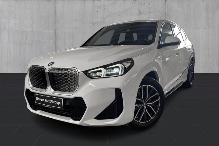 Hvid BMW iX1 fra 2024 set udefra