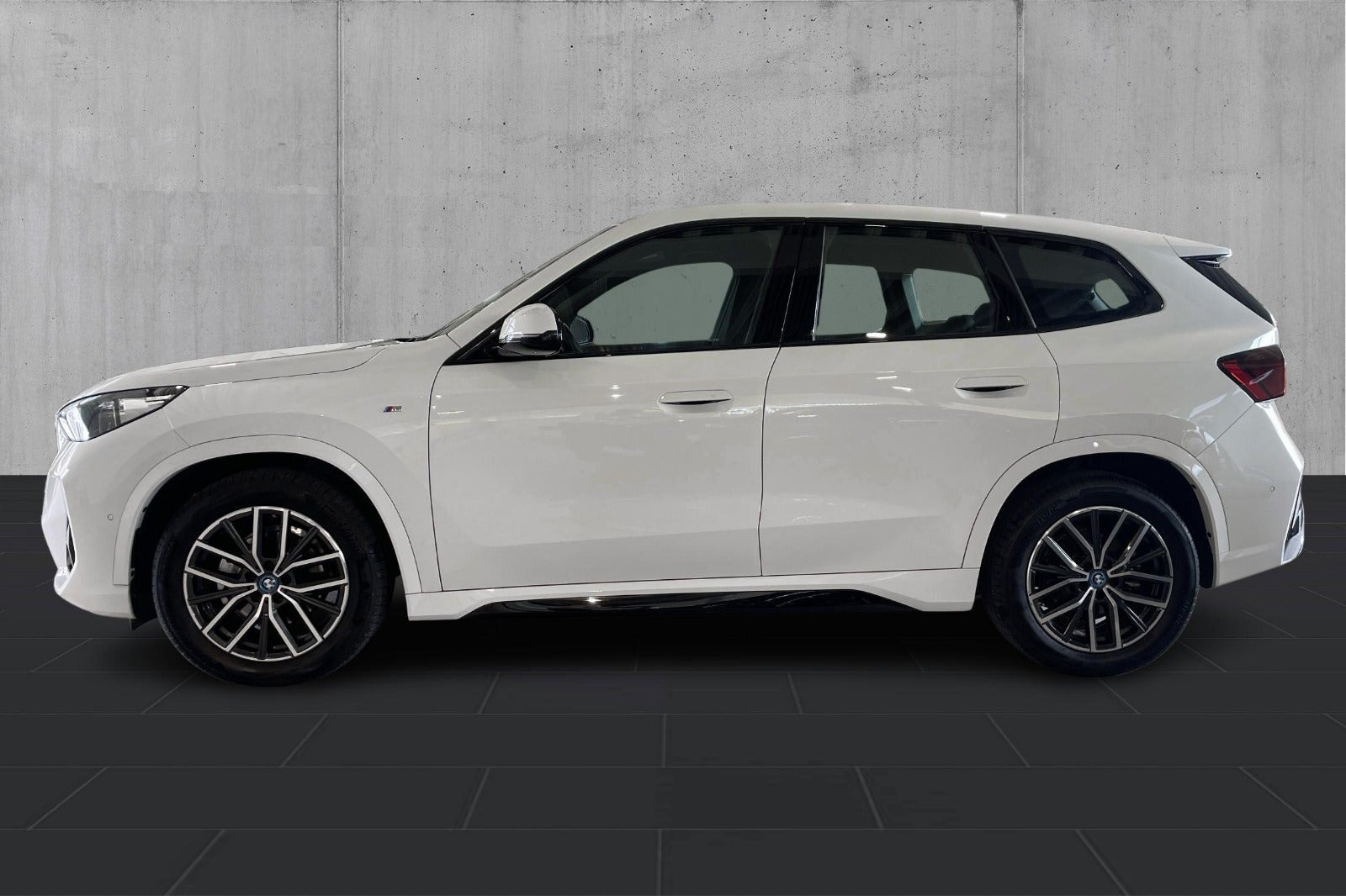 Hvid BMW iX1 fra 2024