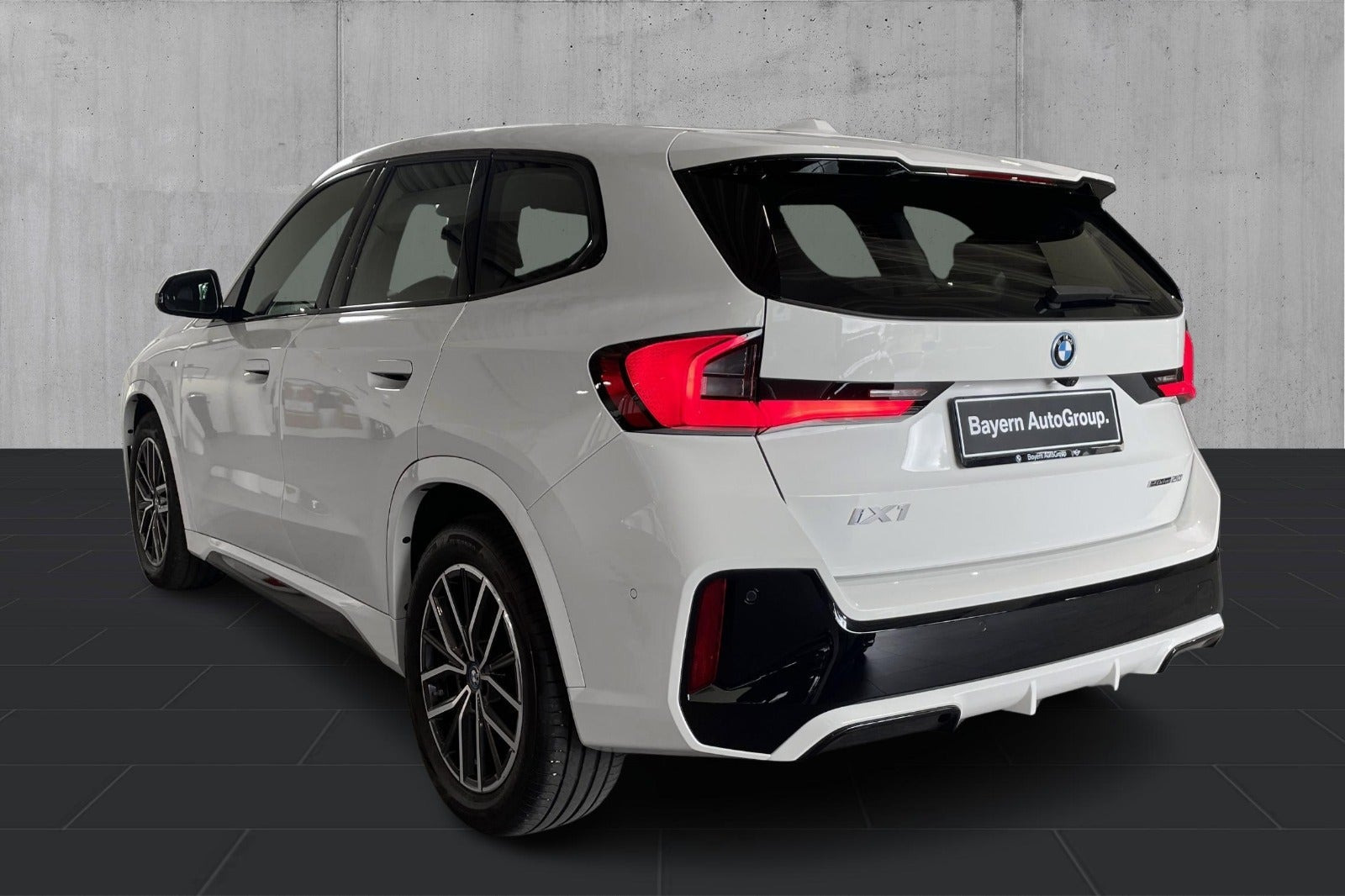 Hvid BMW iX1 fra 2024
