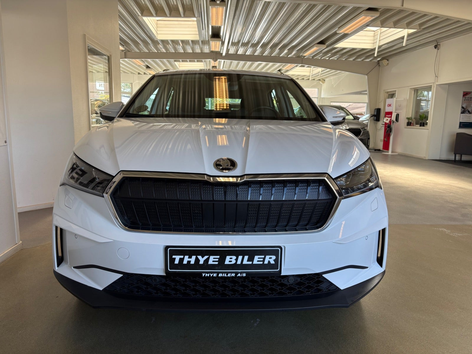 Hvid Skoda Enyaq fra 2023