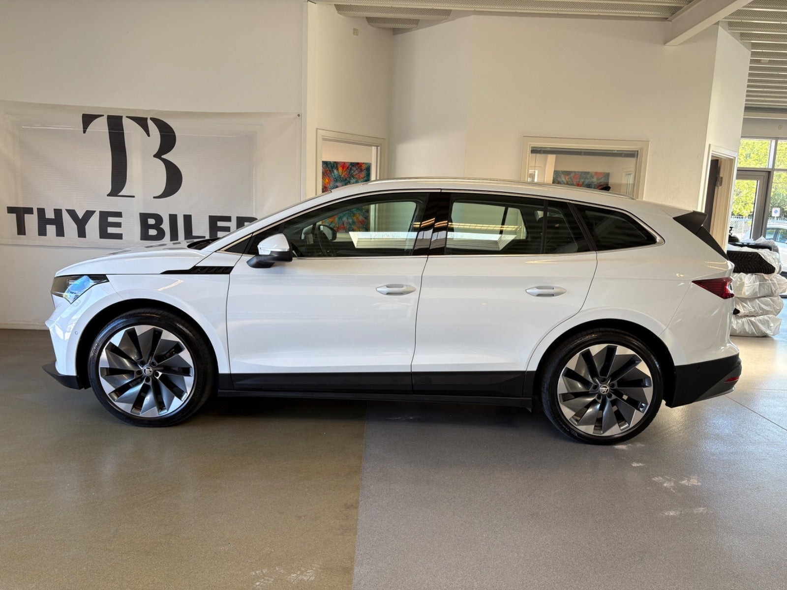 Hvid Skoda Enyaq fra 2023