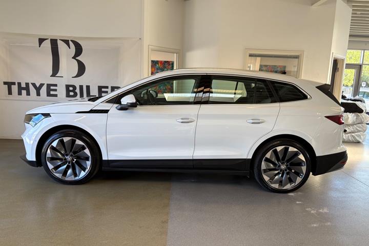 Hvid Skoda Enyaq fra 2023