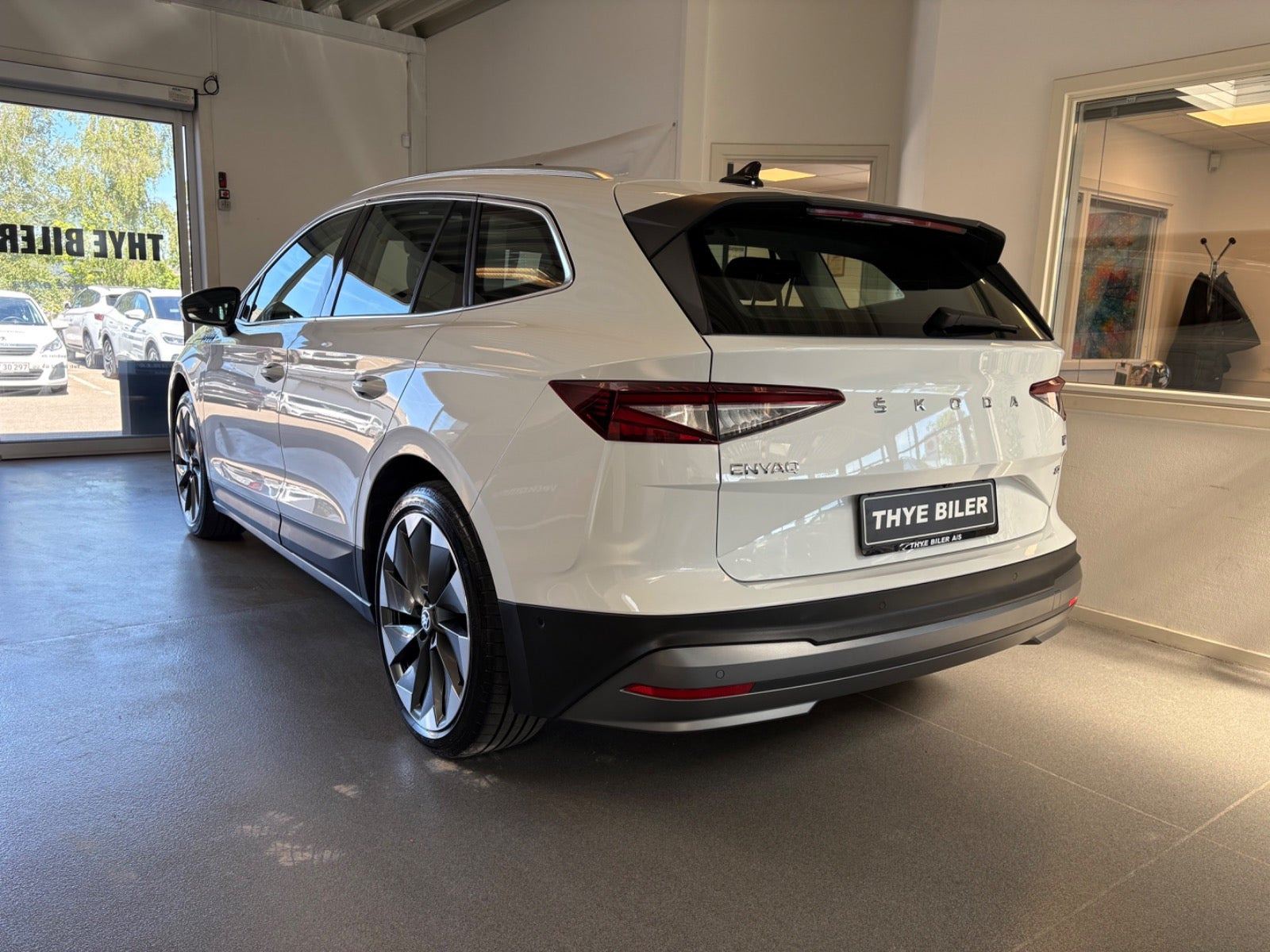 Hvid Skoda Enyaq fra 2023