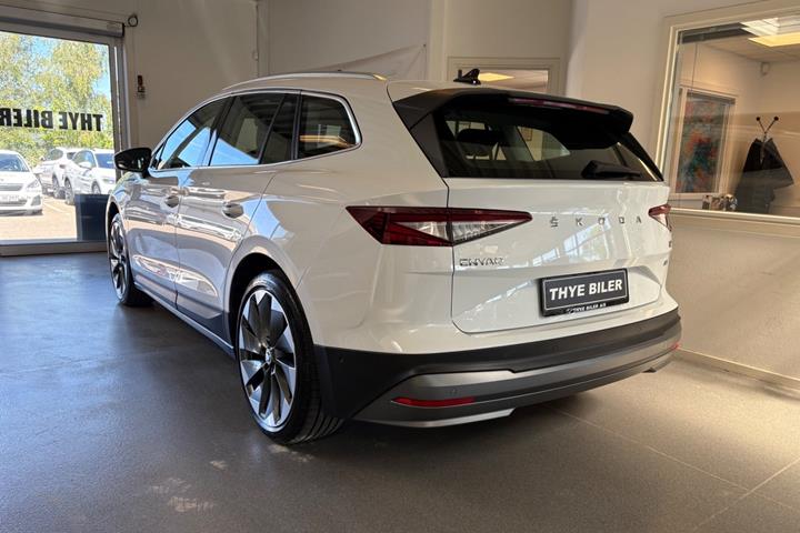 Hvid Skoda Enyaq fra 2023