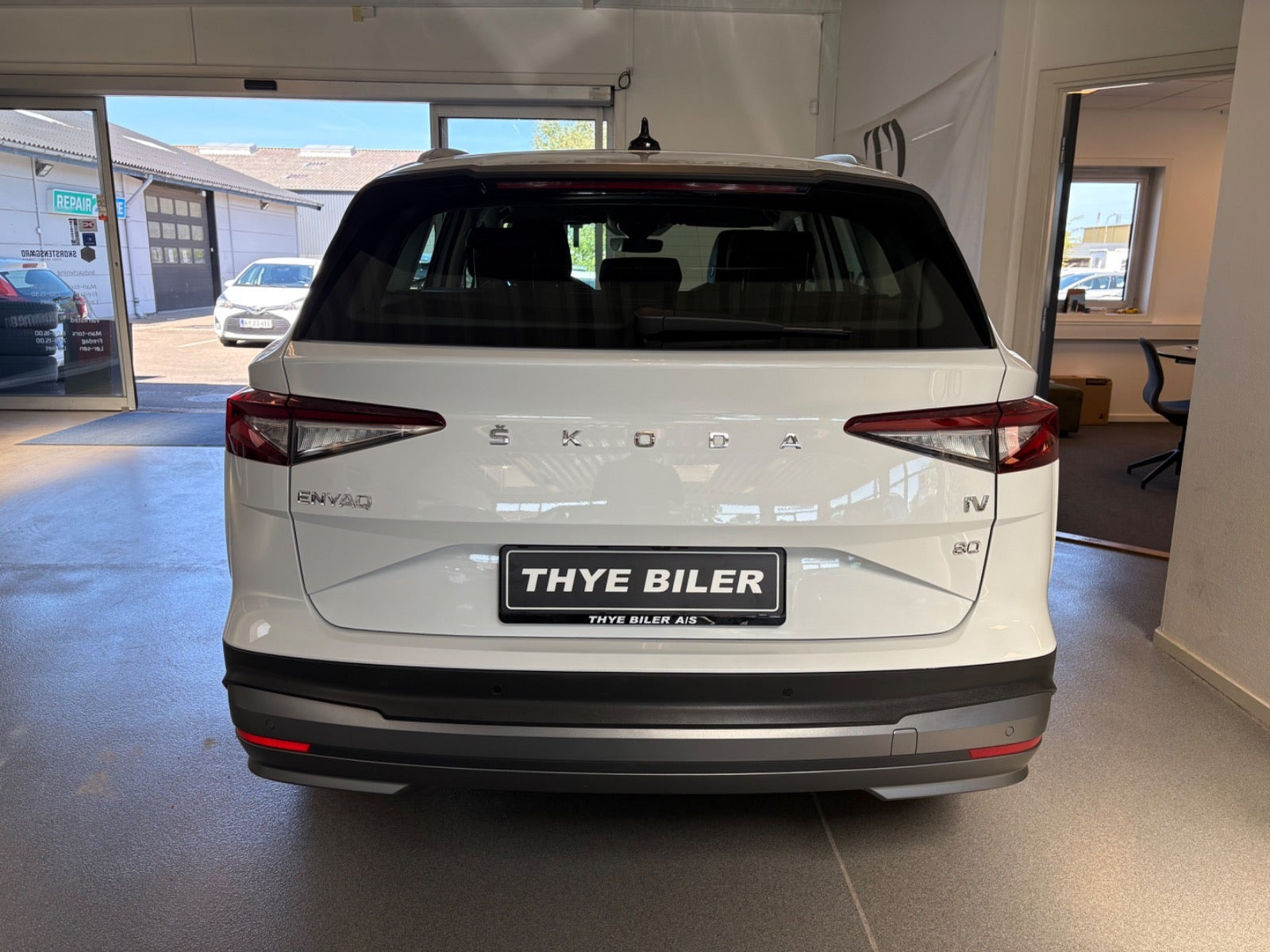 Hvid Skoda Enyaq fra 2023