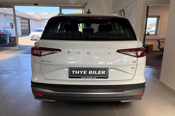 Hvid Skoda Enyaq fra 2023