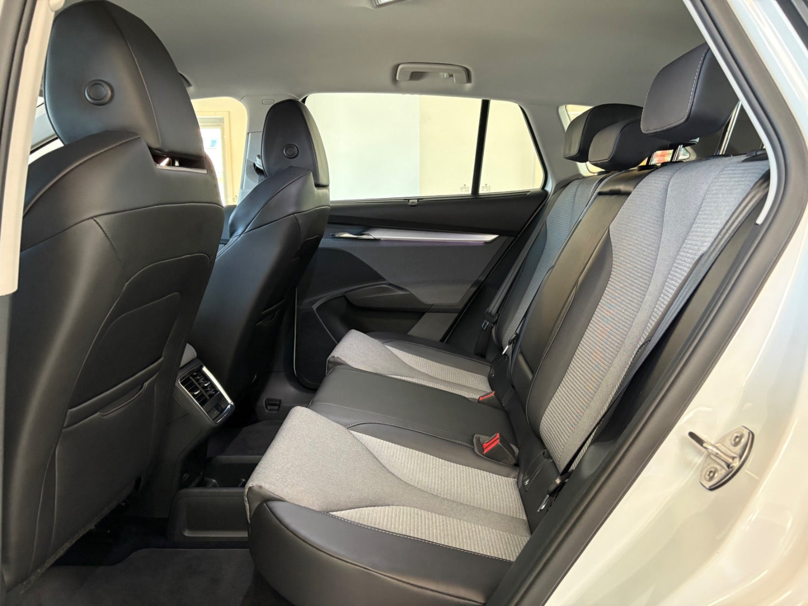 Hvid Skoda Enyaq fra 2023