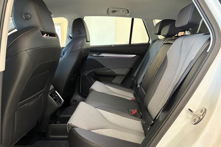 Hvid Skoda Enyaq fra 2023