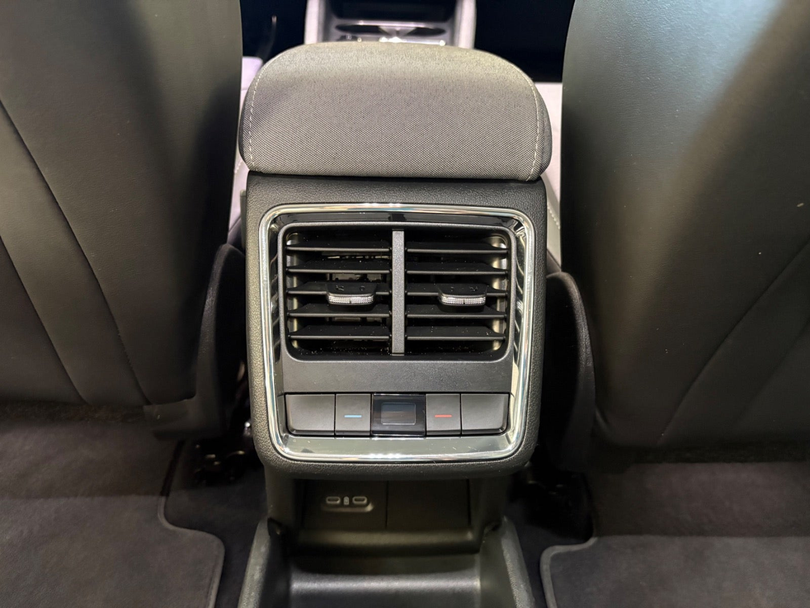 Hvid Skoda Enyaq fra 2023