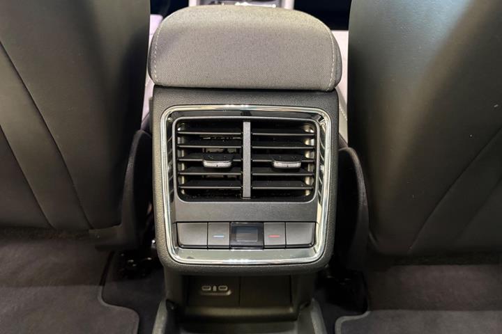 Hvid Skoda Enyaq fra 2023