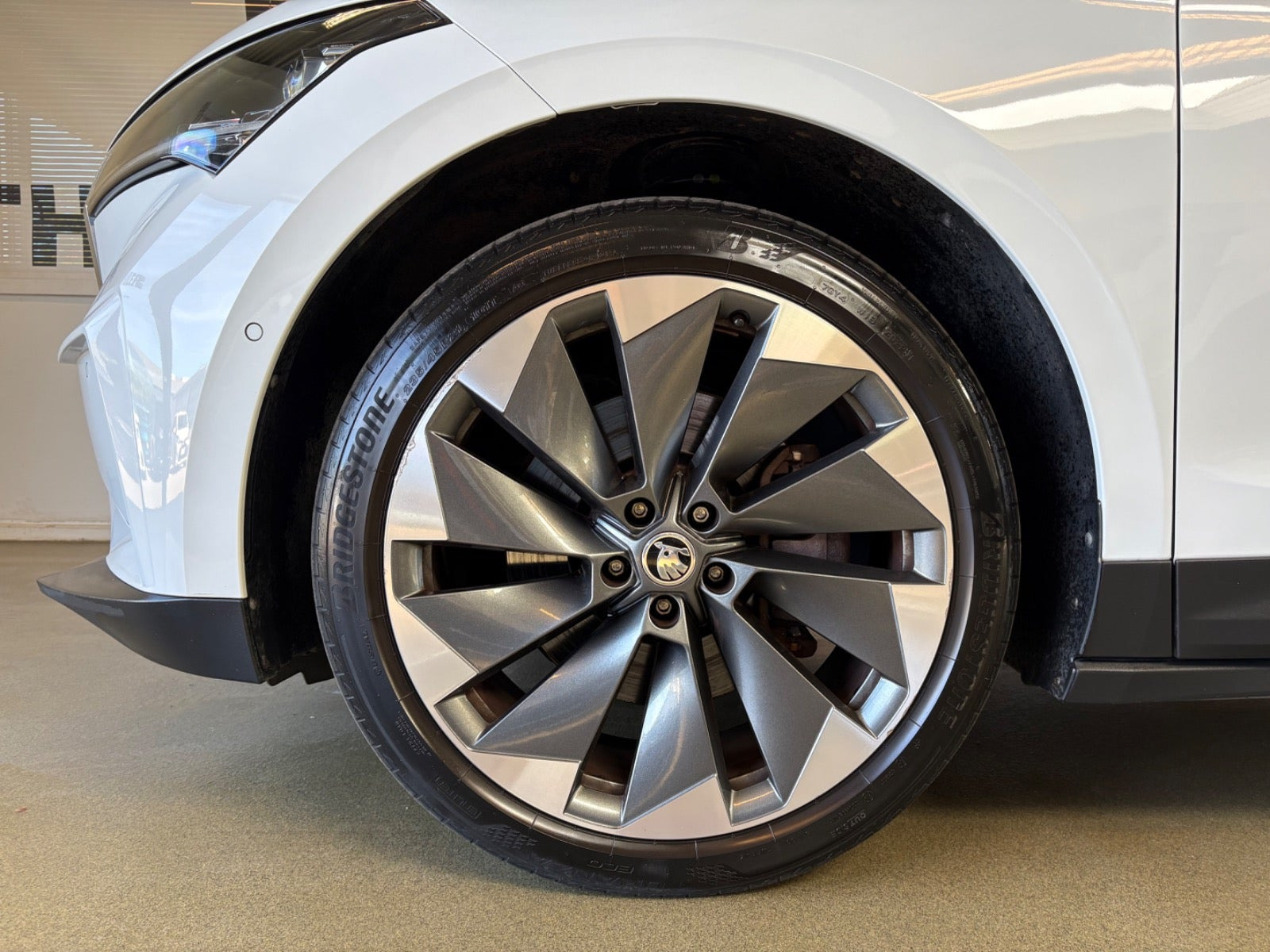 Hvid Skoda Enyaq fra 2023