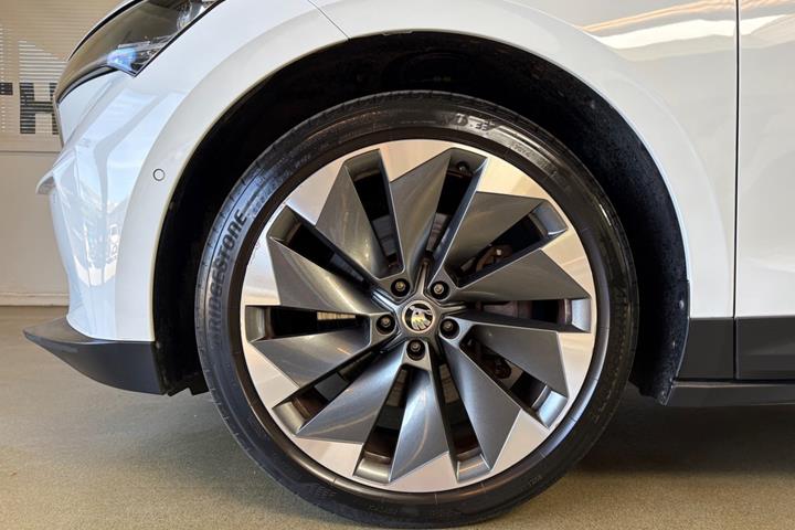 Hvid Skoda Enyaq fra 2023
