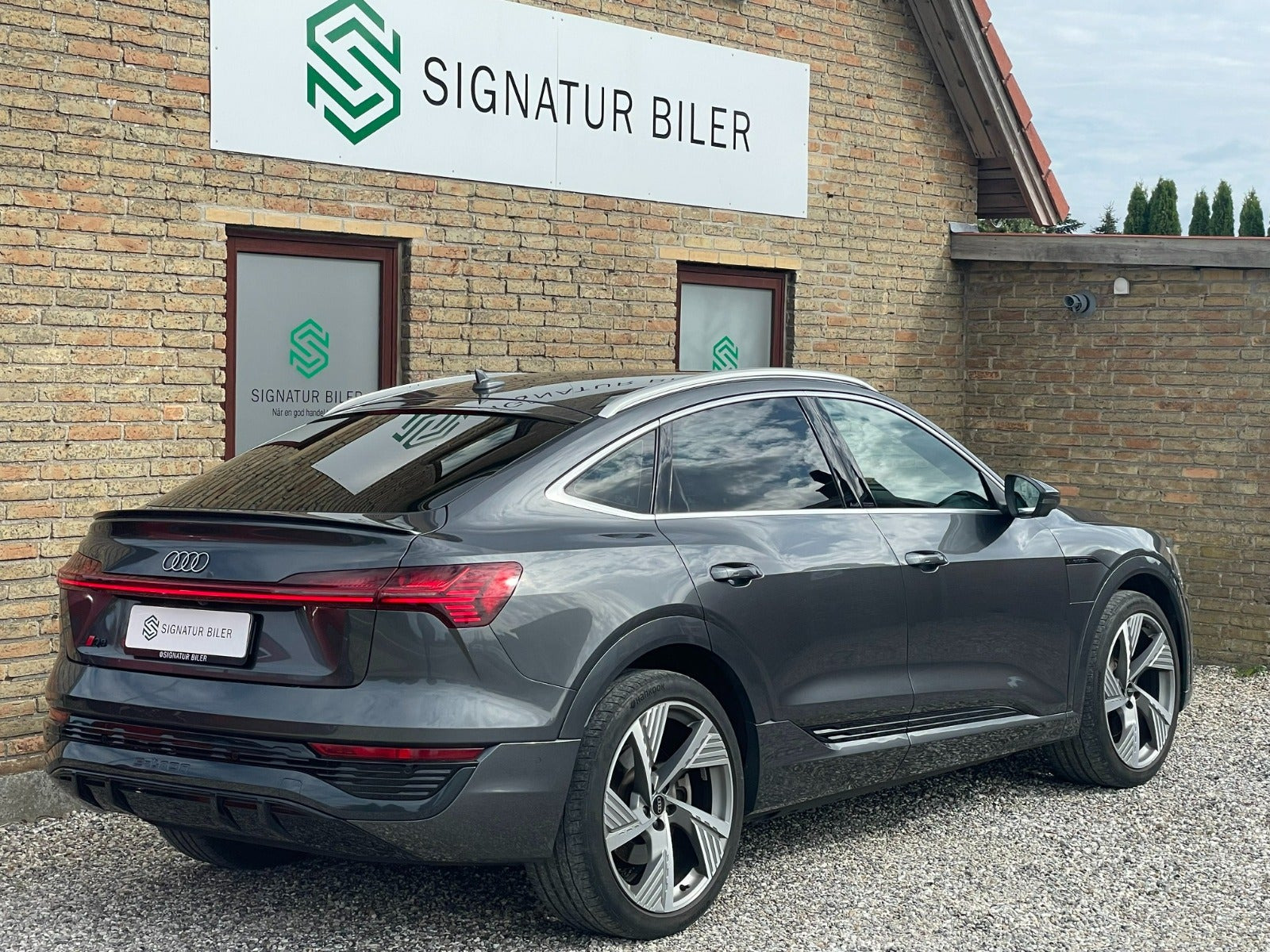 Grå Audi Q8 e-tron fra 2024