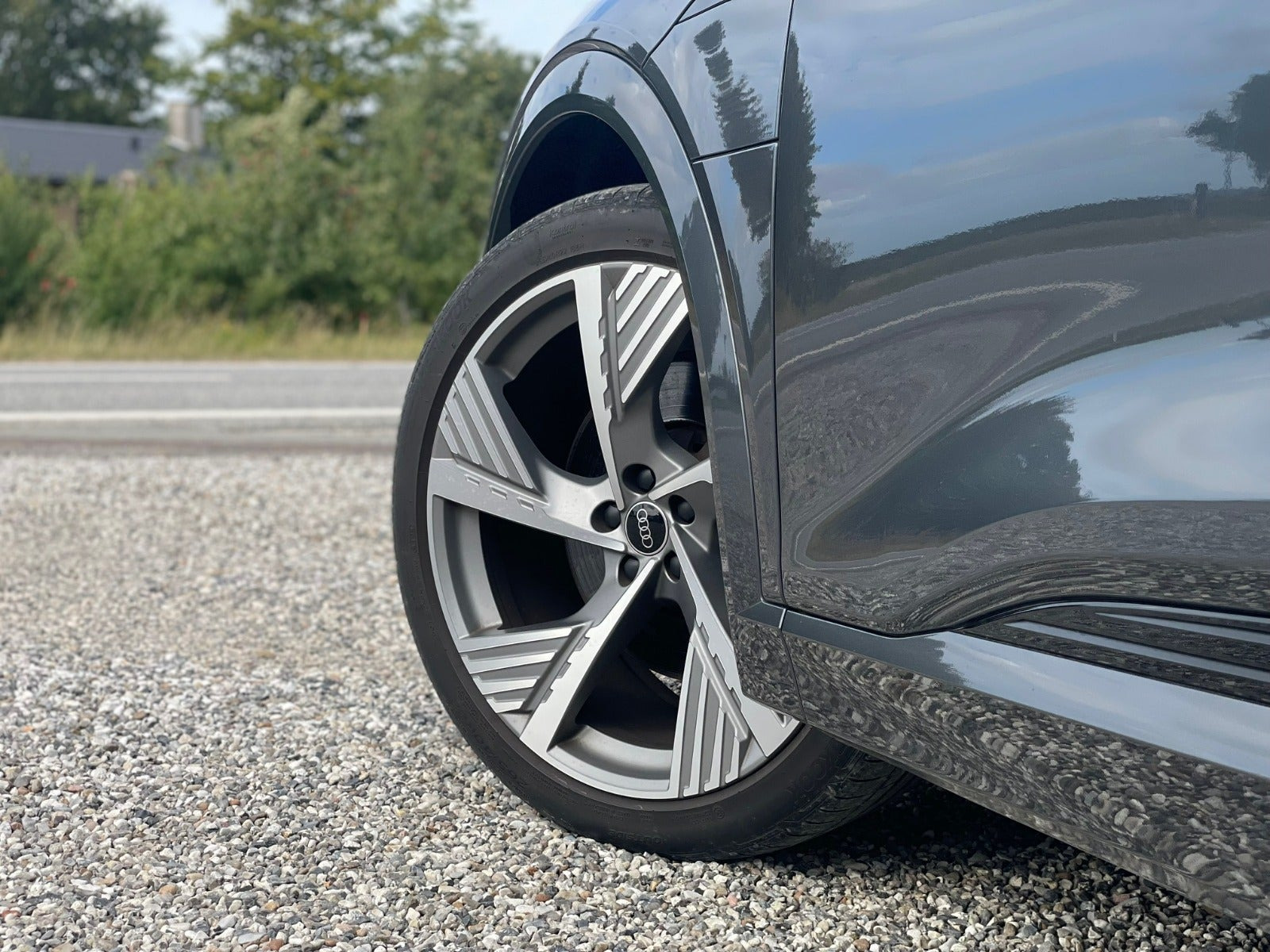 Grå Audi Q8 e-tron fra 2024