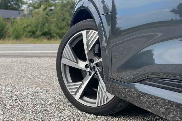 Grå Audi Q8 e-tron fra 2024