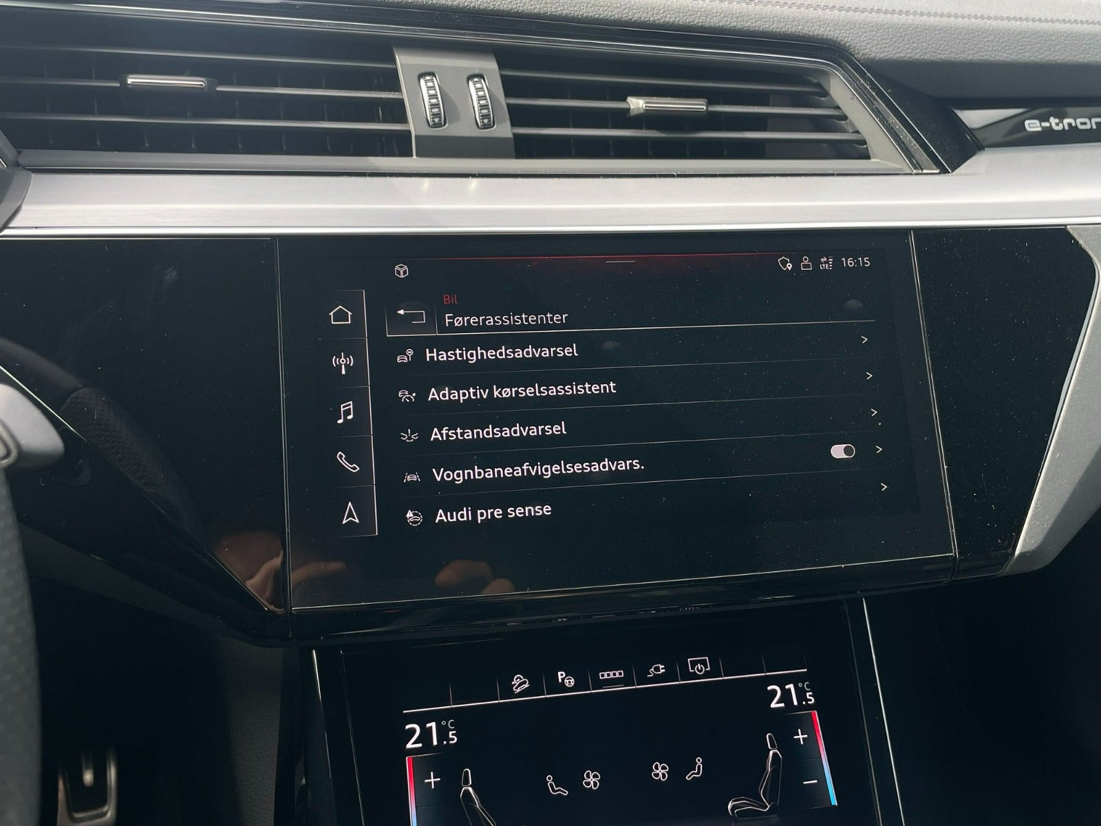 Grå Audi Q8 e-tron fra 2024