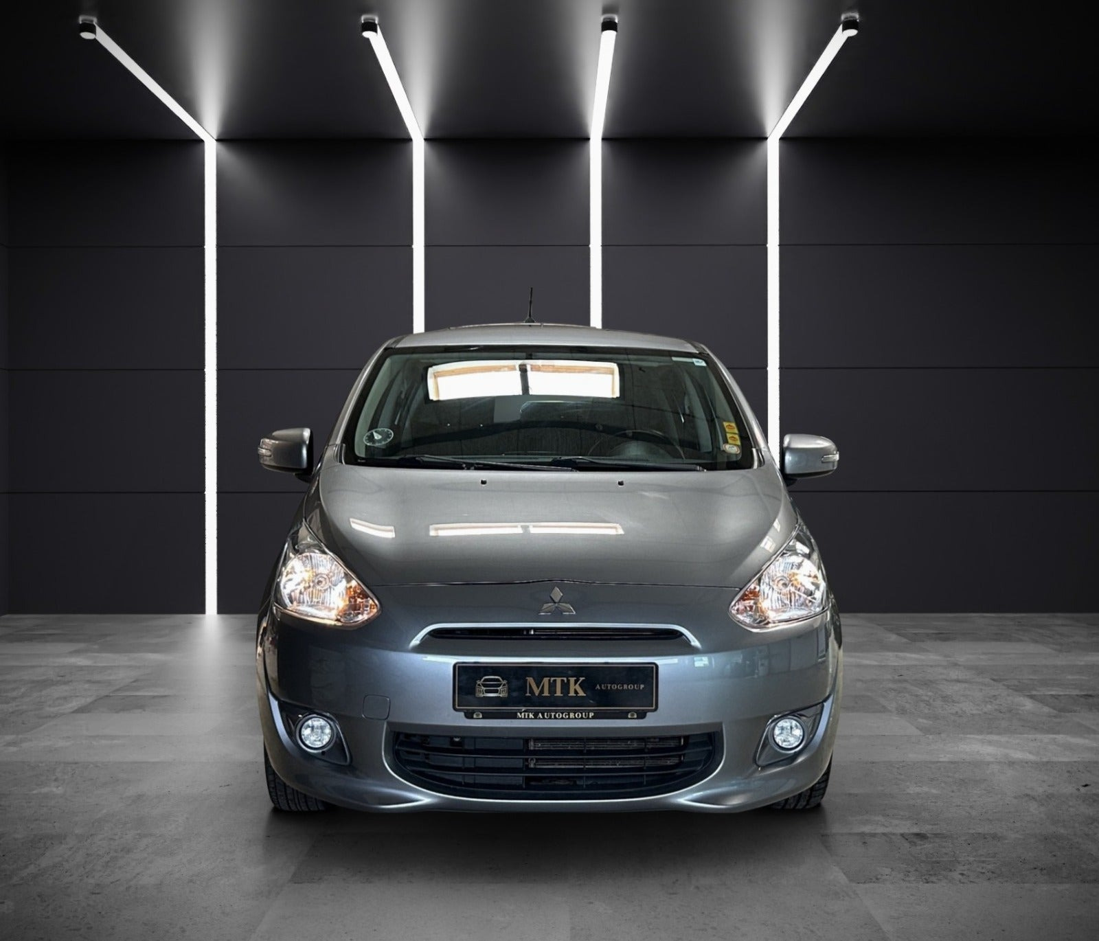 Grå Mitsubishi Space Star fra 2015