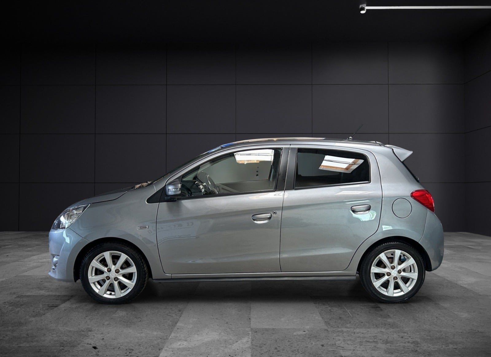 Grå Mitsubishi Space Star fra 2015