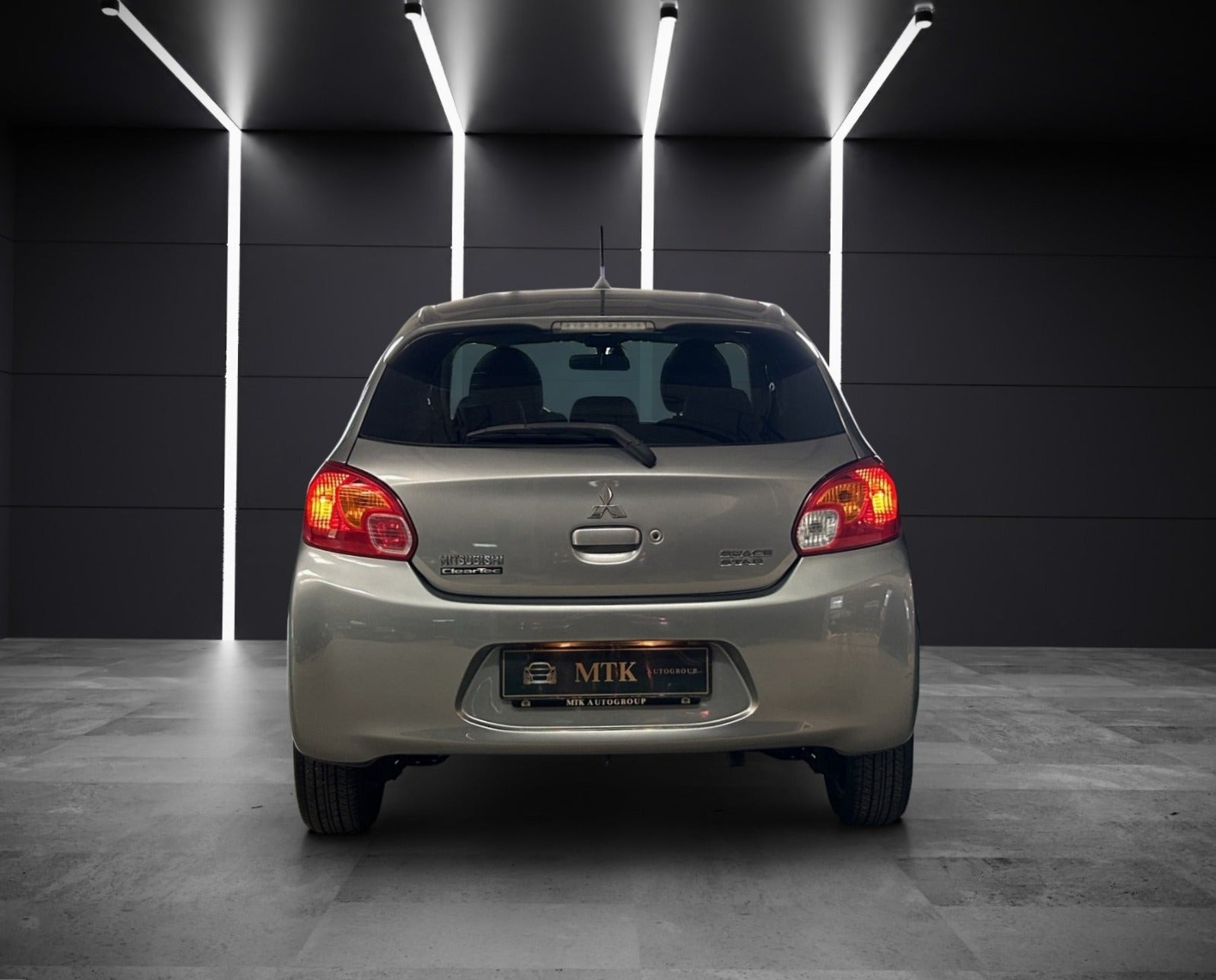 Grå Mitsubishi Space Star fra 2015