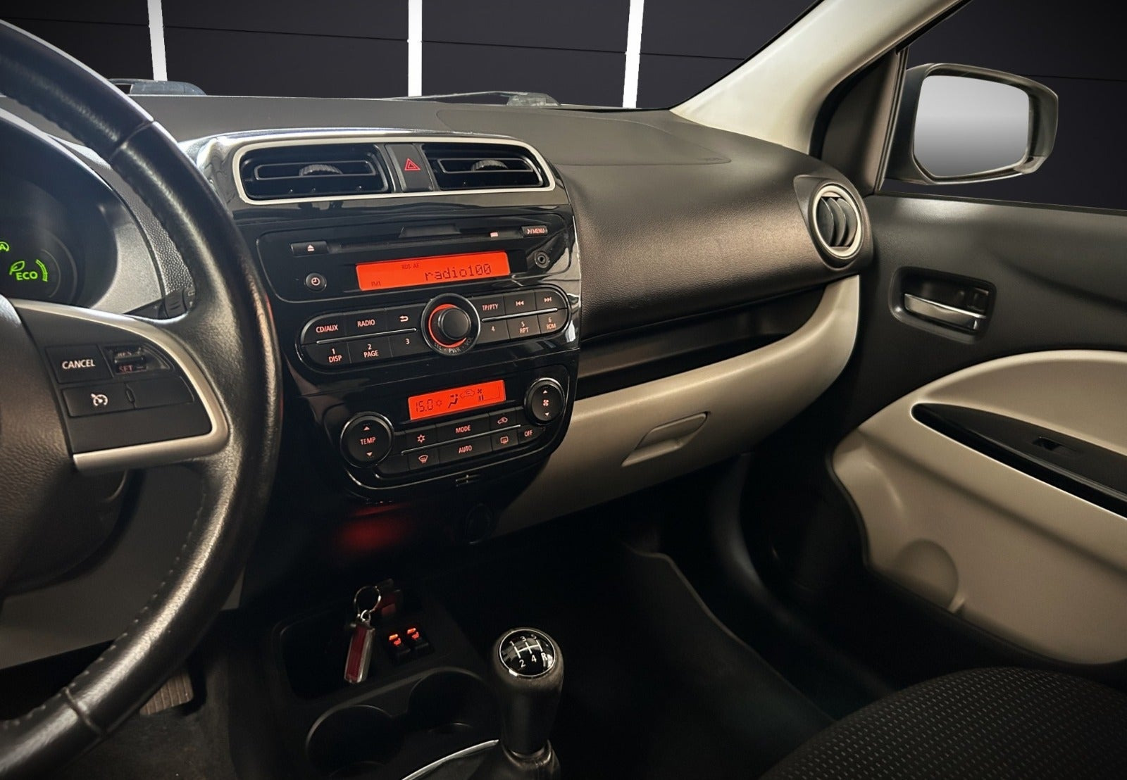 Grå Mitsubishi Space Star fra 2015