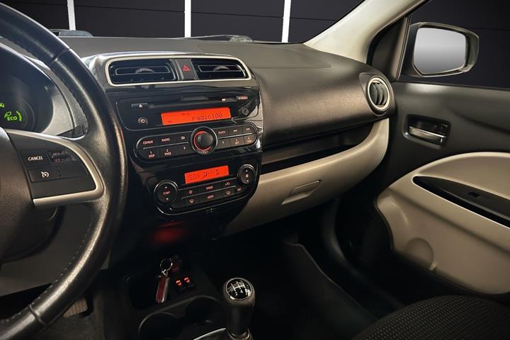 Grå Mitsubishi Space Star fra 2015