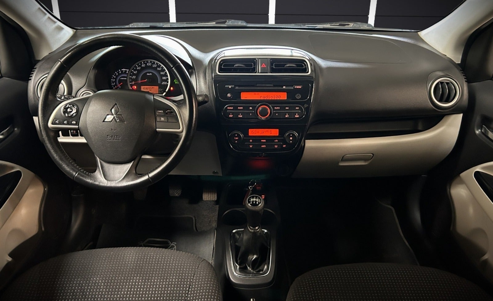 Grå Mitsubishi Space Star fra 2015
