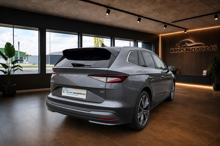 Grå Skoda Enyaq fra 2023