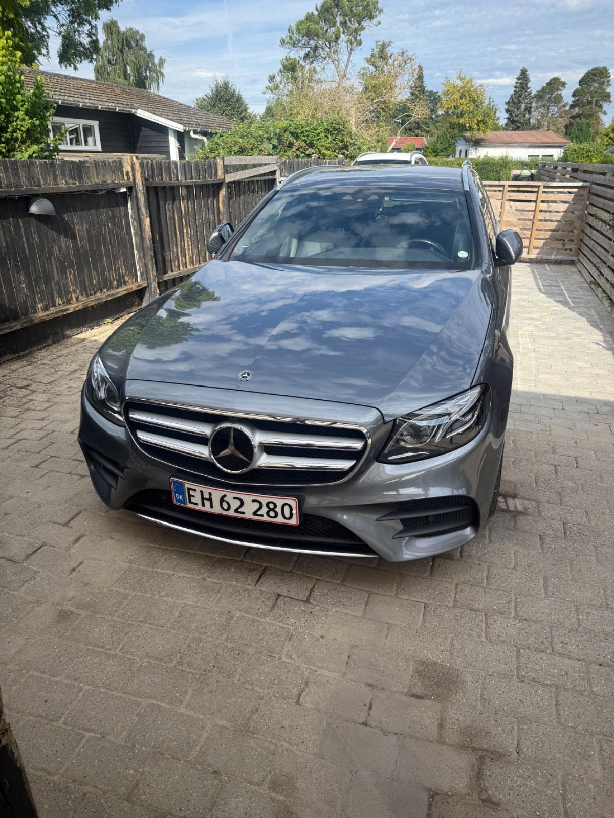 Grå Mercedes E350 d fra 2017