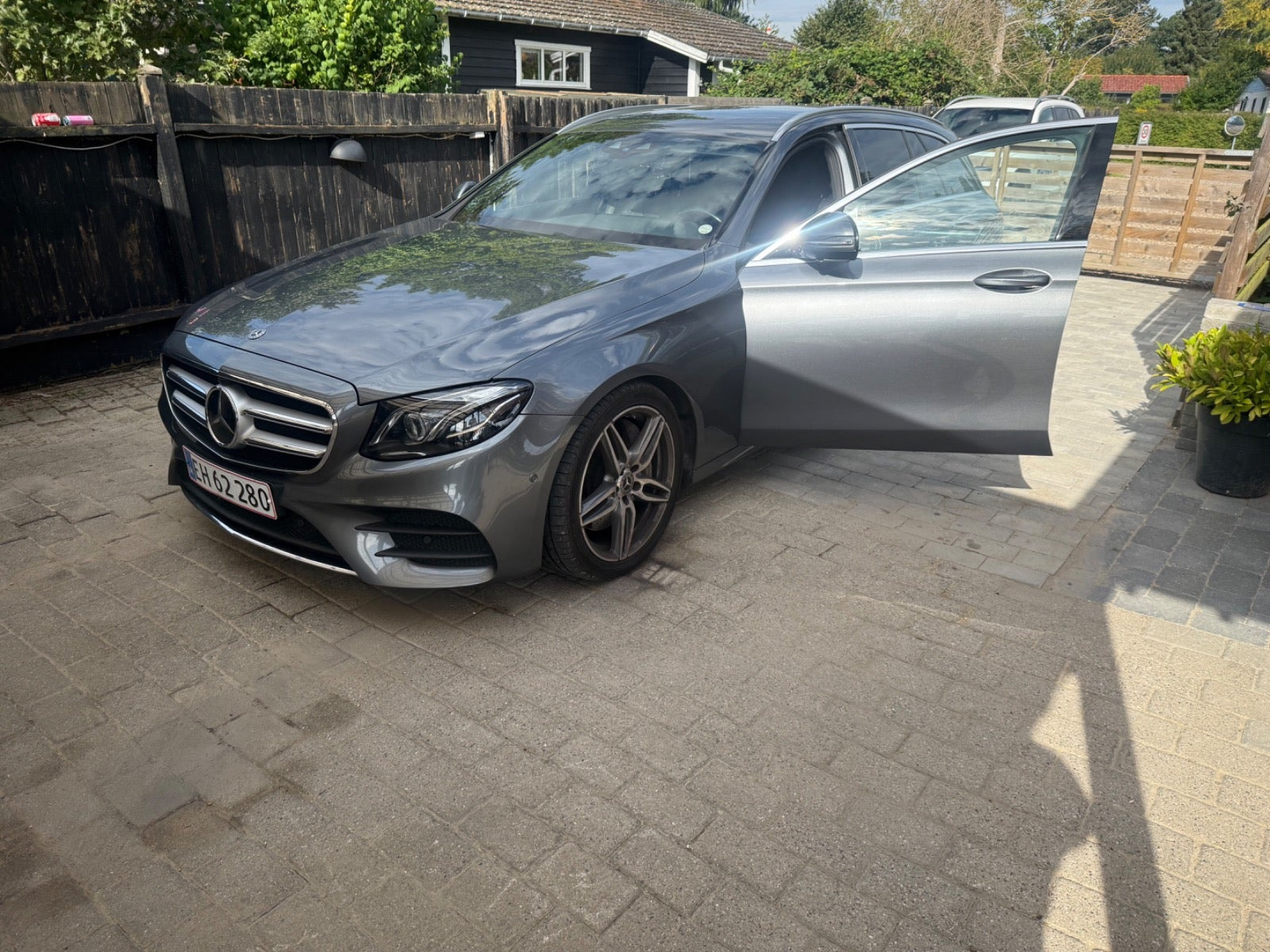 Grå Mercedes E350 d fra 2017