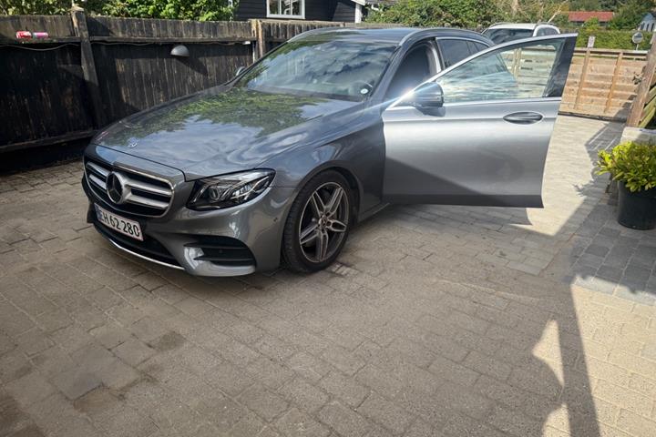Grå Mercedes E350 d fra 2017