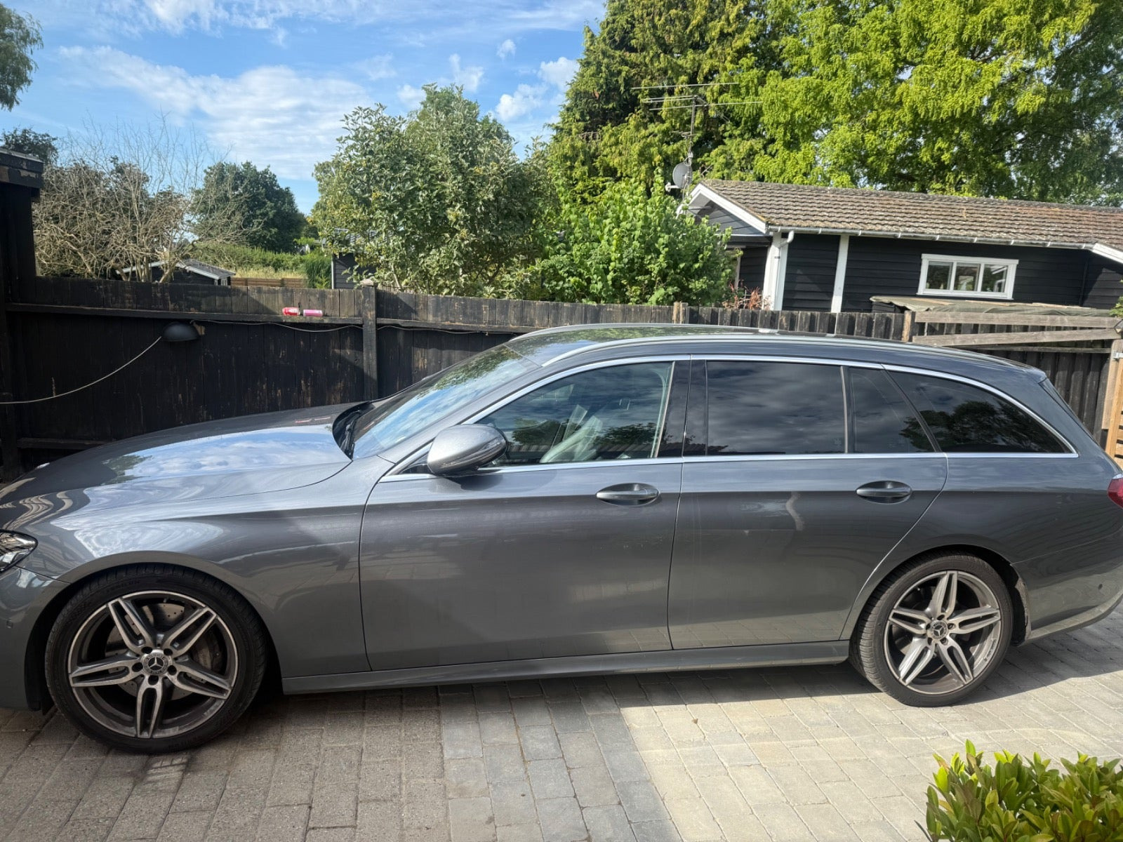 Grå Mercedes E350 d fra 2017