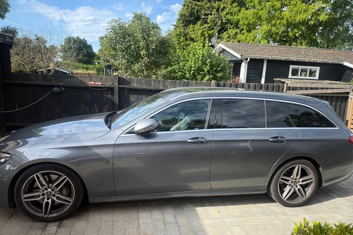 Grå Mercedes E350 d fra 2017