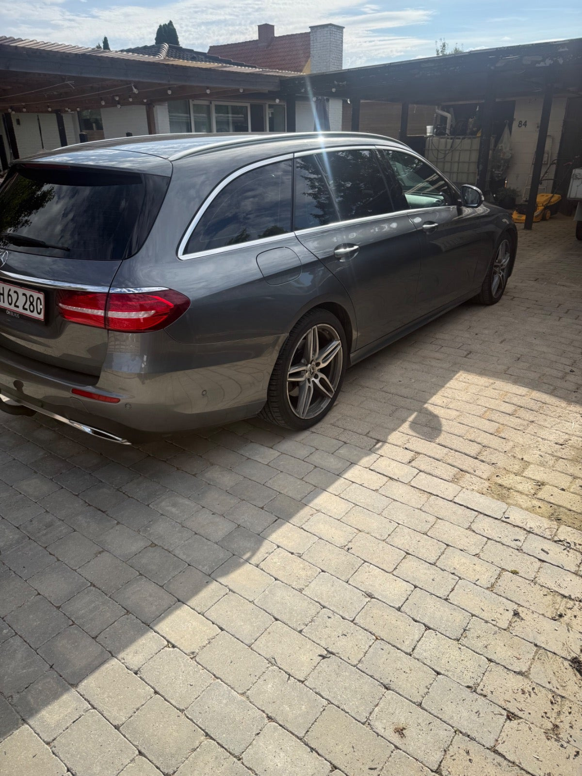 Grå Mercedes E350 d fra 2017