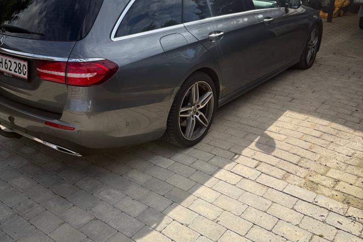 Grå Mercedes E350 d fra 2017